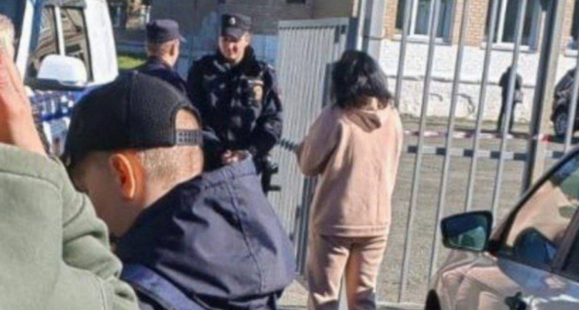 Появилась новая информация о нападении ученика с молотком в челябинской школе. Кадры госпитализации девочки с места