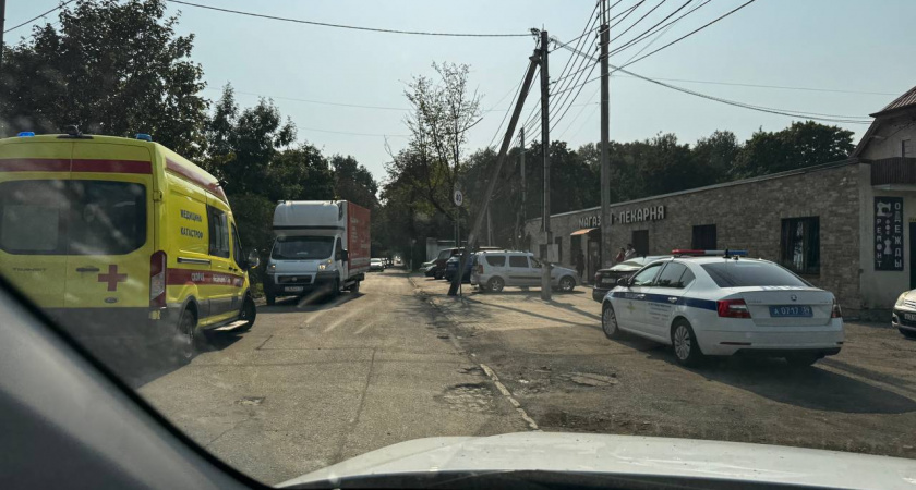 Работает экипаж ГИБДД и «Скорая»: что случилось на улице Менделеева в Калининграде 