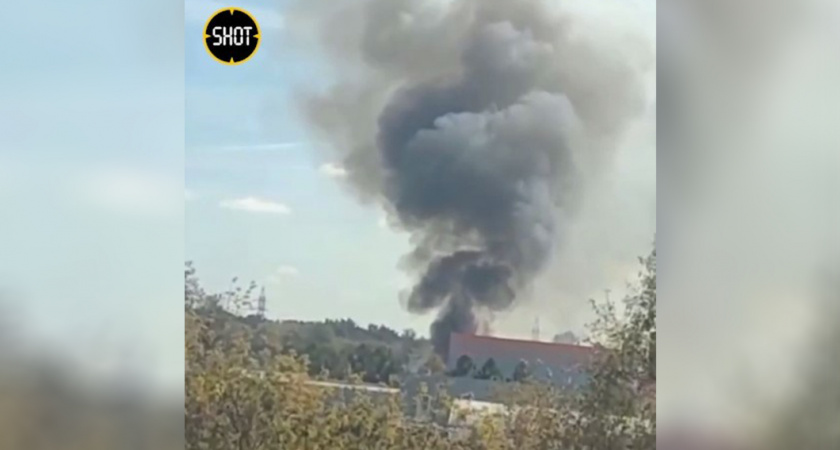 Клубы токсичного дыма видно с другого конца города: прямо сейчас в Подольске горит огромный завод