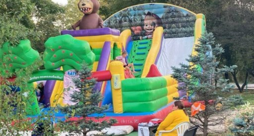 Опасный аттракцион: инспекторы Гостехнадзора выявили нарушения на батуте Летнего озера