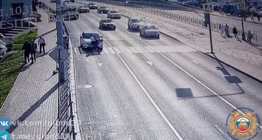 Отлетела на несколько метров. В Калининграде произошло ДТП с участием 12-летней школьницы