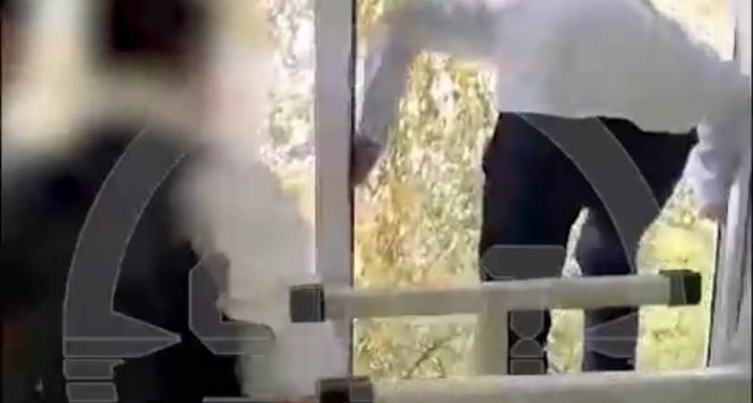 В Первоуральске ученик 7 класса поспорил и спрыгнул с окна школы: выжил ли ребенок 