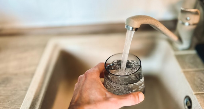 Жителям Гурьевска рассказали, когда из труб перестанет течь ржавая вода