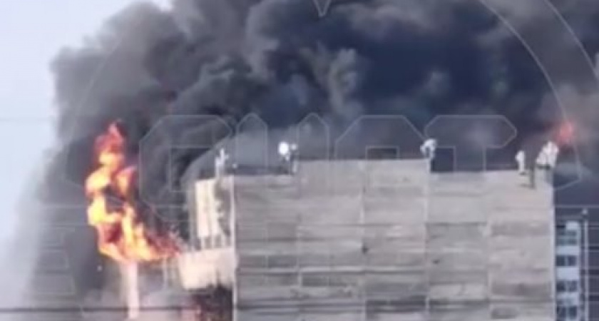 Барнаульский мебельный комбинат в огне: спасатели эвакуируют людей