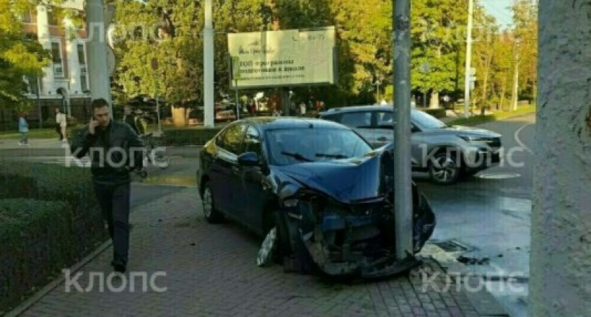 Неисправность привела к столкновению: автомобиль врезался в столб на оживленном перекрестке Калининграда