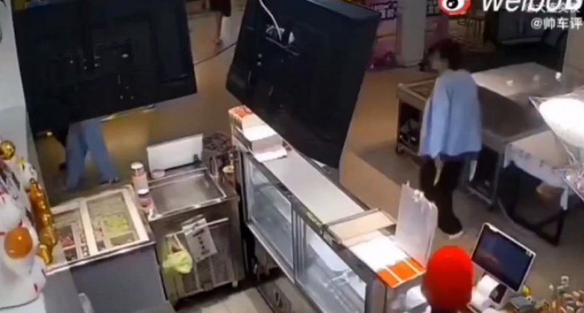 Деньги завели в тупик: вооруженный мужчина устроил резню в шанхайском супермаркете. Кадры с места