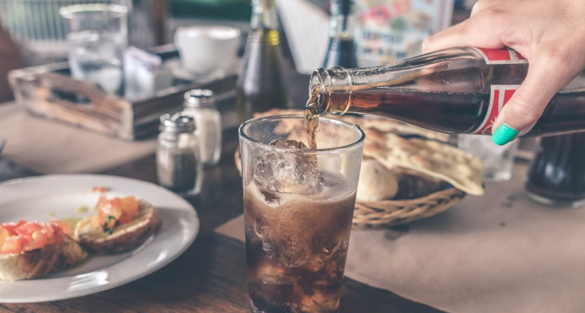 Гастроэнтеролог предупредила об опасных болезнях, которые вызывает сладкая газировка