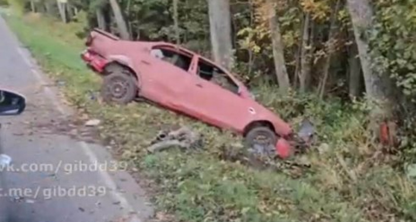Ранним утром в Краснознаменском районе Mazda слетела с трассы: два подростка в больнице