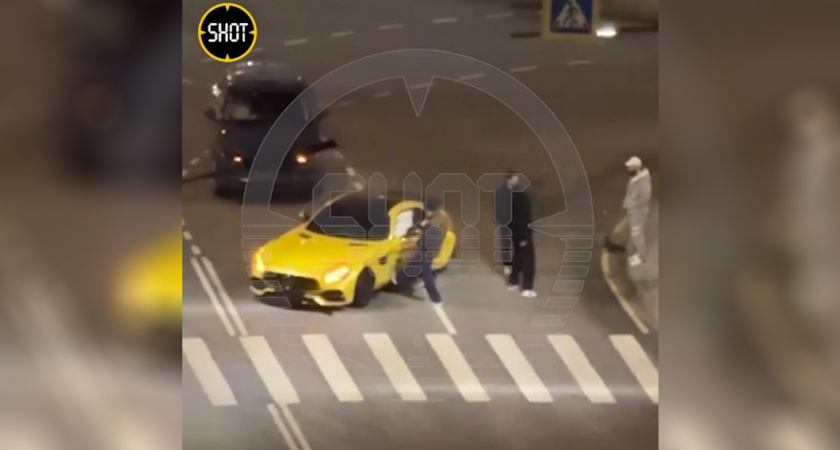 Дорогой Mercedes вдребезги: рэпер A.V.G попал в ДТП в центре Москвы. Кадры с места