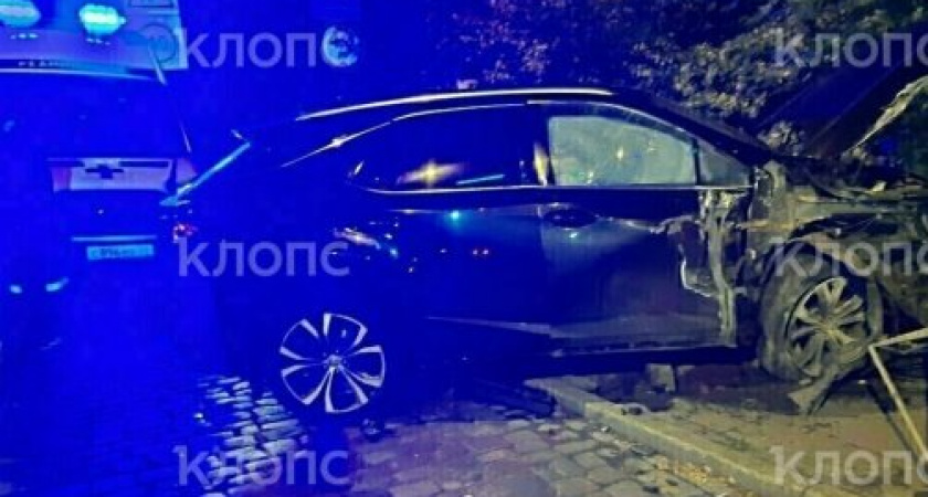 Бранденбургские ворота пострадали, а водитель - нет: необъяснимое ДТП в Калининграде