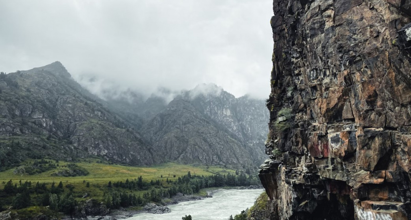 Трагедия в горах: туристы оказались в смертельной ловушке из-за мощного камнепада на Алтае