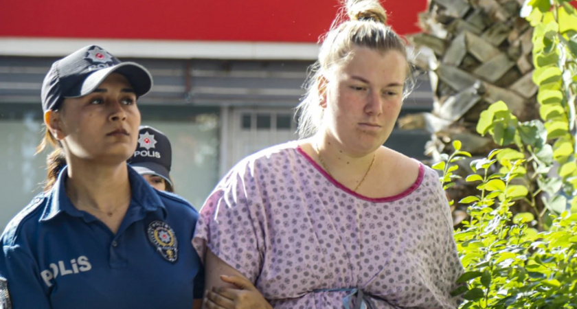 Младенцу, которого бросила мать в туалете аэропорта Турции выдали свидетельство о рождении