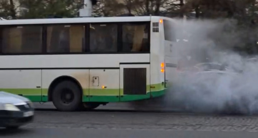 Срочно: у гостиницы «Калининград» загорелся автобус