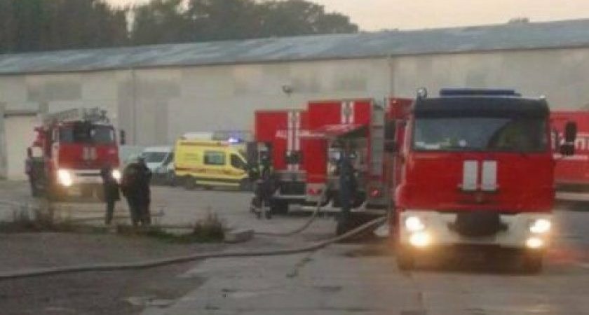 Пламя на Судостроительной: пожар охватывает деревообрабатывающее предприятие в Калининграде