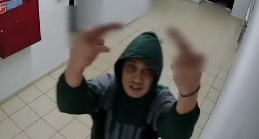 Вандал терроризирует подъезд в Свердловской области