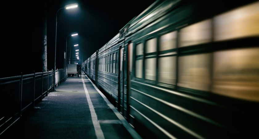 Оторвало руку после столкновения: как россиянину удалось выжить после роковой встречи с поездом