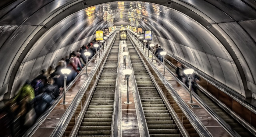 ЧП в метро Петербурга: рука малыша попала прямо в механизм эскалатора. Последствия и детали