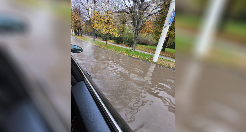 Срочная новость: прорыв трубы на Галицкого перекрыл часть Московского проспекта. Подробности