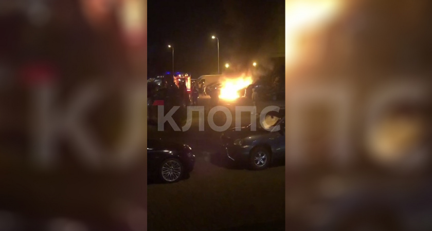 Ночное ЧП в Калининграде: на Левитана вспыхнули две припаркованные машины. Последствия и кадры с места