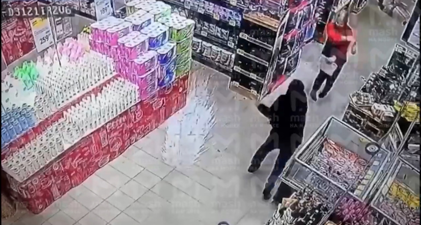 В продуктовом магазине Питера произошло ножевое нападение: первые кадры с места ЧП 