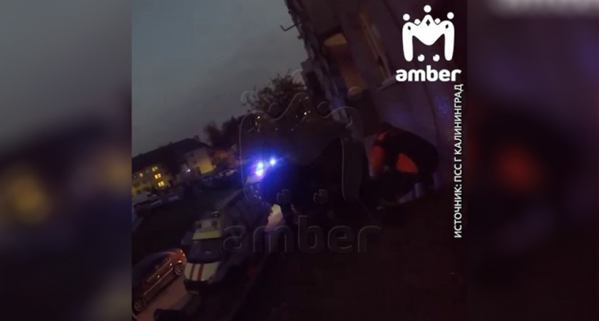 ЧП в Калининграде: женщина упала с пятого этажа на козырек подъезда. Кадры с места и последствия