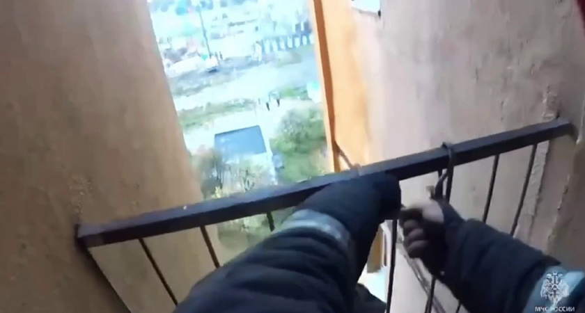 Подъезд заполнился едким дымом. Появились кадры спасения людей из горящего здания в Калининграде