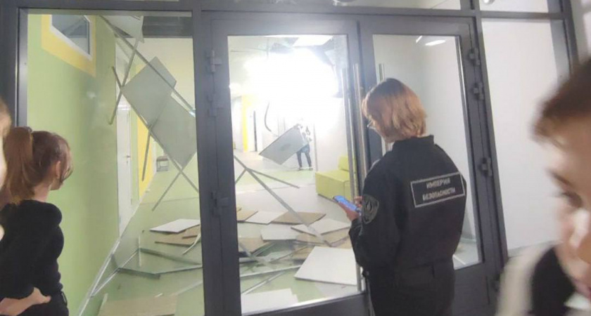 ЧП в новой школе подмосковного Раменского: в коридоре обрушился потолок 