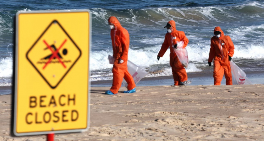 Направили к месту ЧС специалистов. Что в итоге скрывалось за таинственными черными шарами на пляже в Сиднее