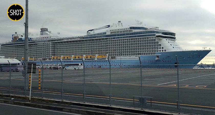 Более 600 россиян оказались в незнакомой стране: что случилось с застрявшим круизным лайнером Spectrum of the Seas