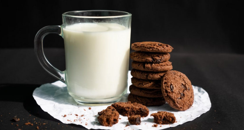 В России начало резко дорожать молоко: стоит ли закупаться впрок