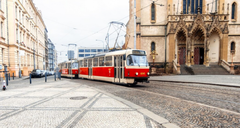 Движение заблокировано: Как авария на мосту изменила привычный путь трамваев в городе