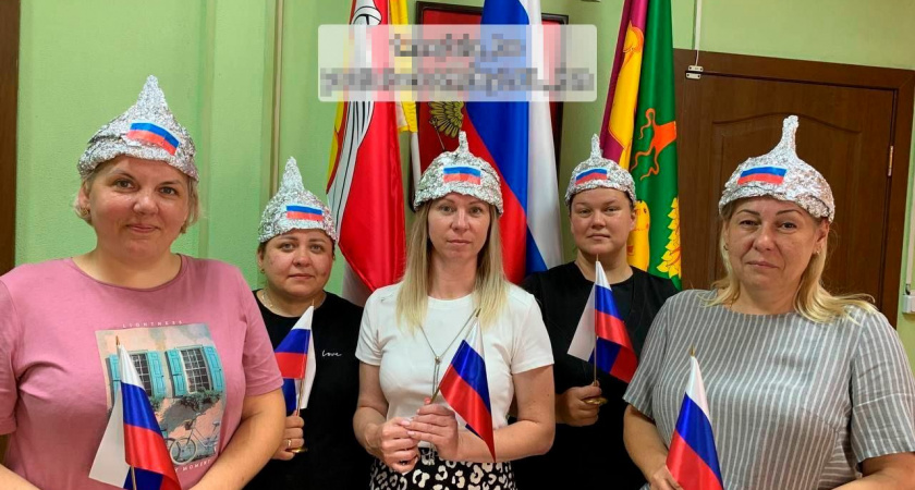 «Шлем Отечества»: как шутка заставила учителей надеть шапочки из фольги