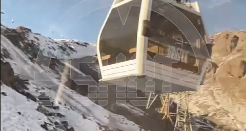 Туристов на Эльбрусе настигла беда на высоте: подъёмники застряли из-за сильного ветра