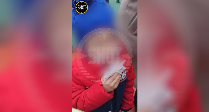 Весь рот в крови: сломанные качели чуть не убили малыша прямо на детской площадке