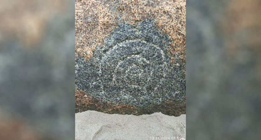 Инопланетная метка или чей-то замысел: на балтийском пляже найден камень с загадочными символами