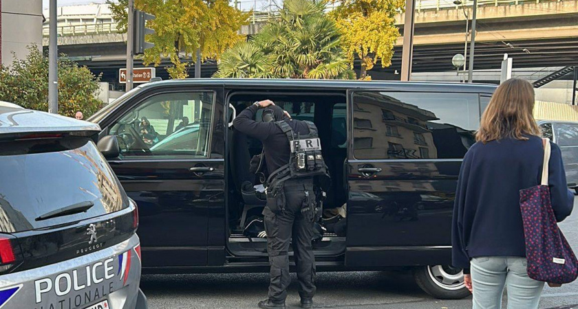 Драма в пригороде Парижа продолжается: мужчина с заложниками угрожает самоубийством