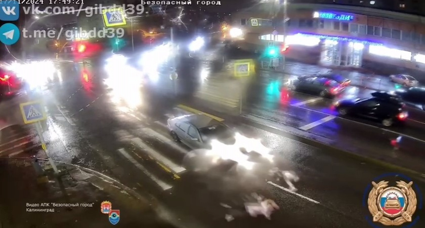 Школьницы улетели на несколько метров: появились кадры с места ДТП на Гагарина в Калининграде