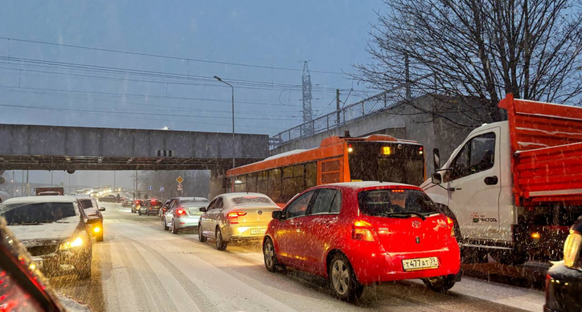 Калининград замер: 10-балльные пробки охватили город утром 21 ноября. Обзор ситуации на дорогах