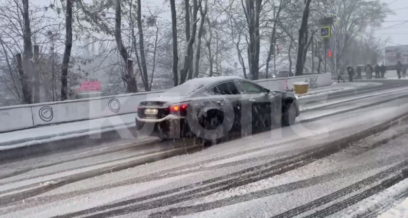 Гололед парализовал Калининград: горожане рассказали об утренних приключениях на обледенелых улицах