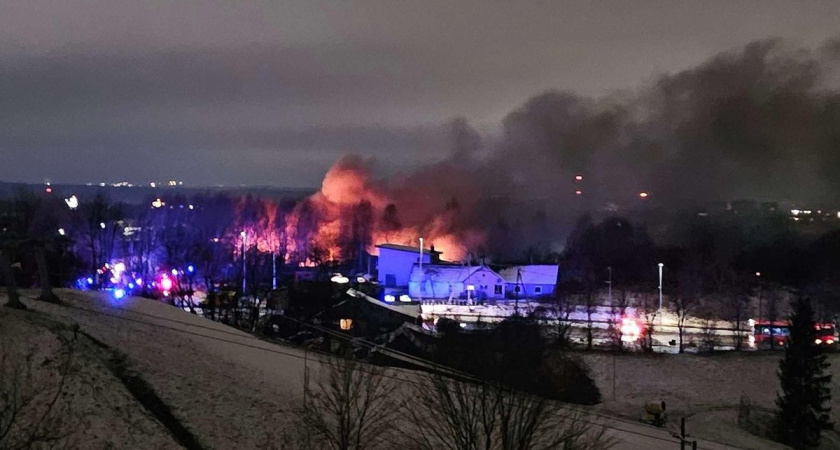 Рухнул прямо на жилой дом: в Вильнюсе случилась авиакатастрофа. Актуальные данные на этот час