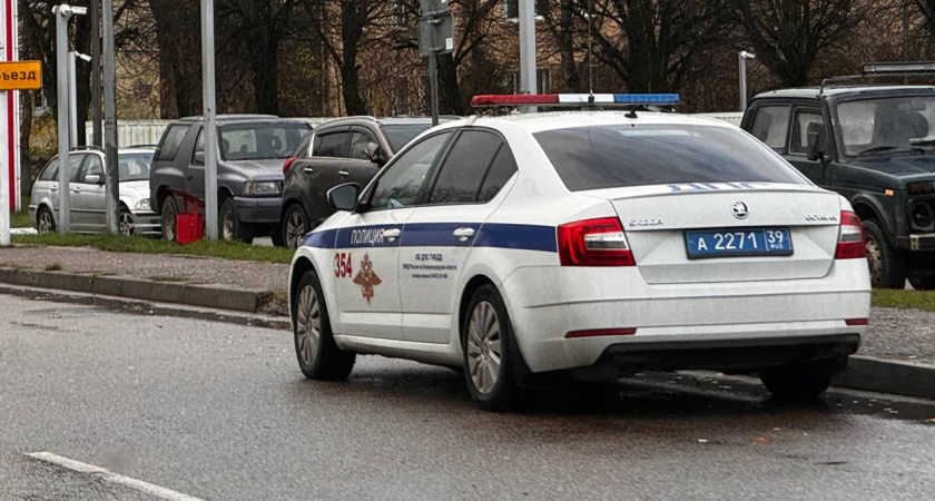 Полицейский из Ханты-Мансийска угнал машину, врезался в сугроб и угрожал коллегам