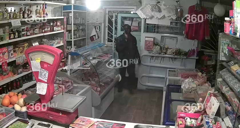 Вооруженное нападение на сельский магазин пошло не по-плану: неудачу засняла камера видеонаблюдения