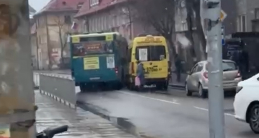 Из-за ДТП пассажирских автобусов перекрыта дорога на улице Павлика Морозова