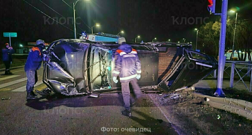 Ночной переворот на Балтийском шоссе: двое пострадавших, машина в отбойнике