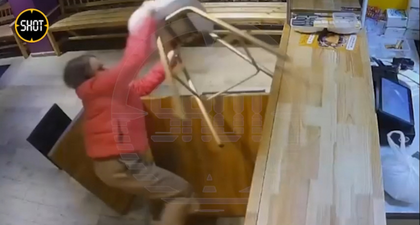 Забытая карточка посетительницы кафе стала поводом для настоящего погрома заведения: что записала камера наблюдения