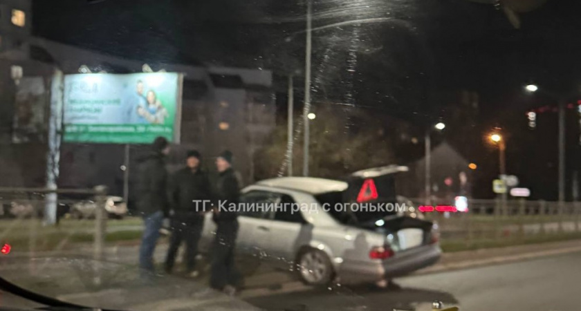 Чуть не вылетел на встречку: на Гайдара в Калининграде произошло ДТП