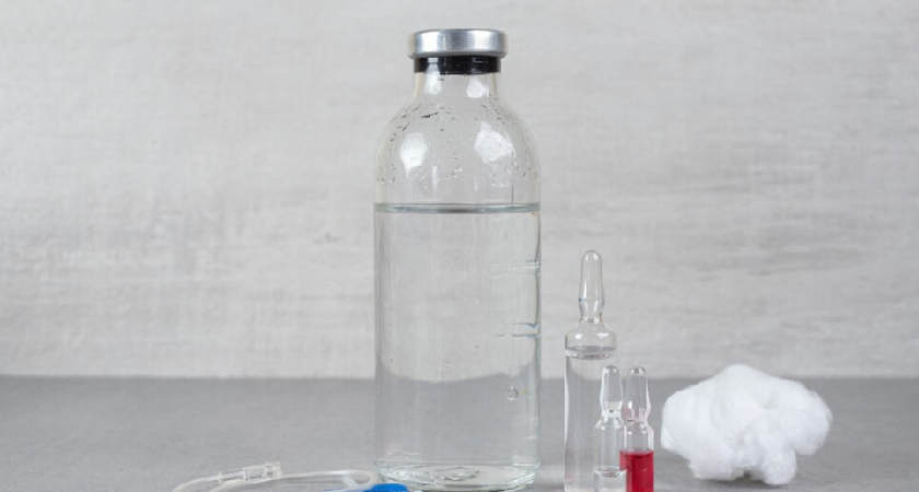 Дефицит физраствора в России: аптечные полки пустеют цены растут