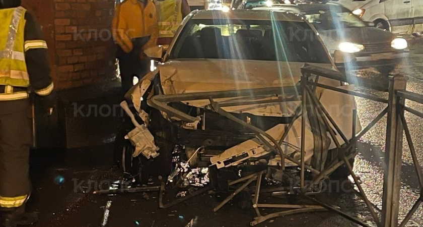 Вылетела на тротуар после удара: стало известно о жестком ДТП у Закхаймских ворот 16 декабря в Калининграде