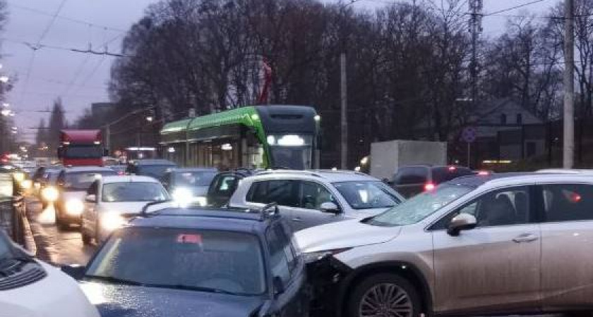 В Калининграде массовое ДТП: автомобилисты сообщают о заторе