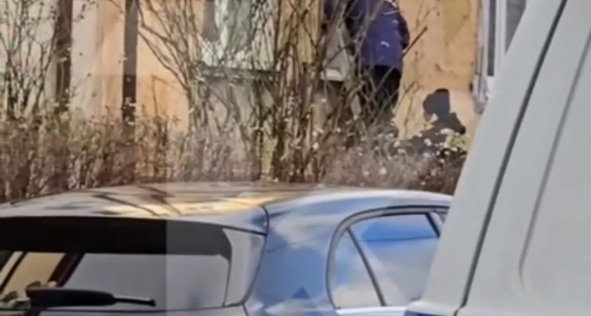 Дежурит скорая и полиция, пока спасатели в окно пробираются к умирающей женщине: что произошло на улице Чернышевского 